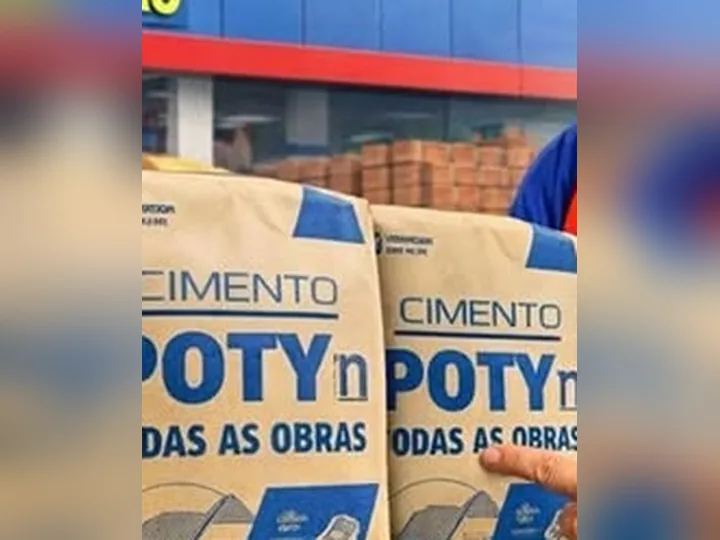 Sacos de cimento e material básico de obra no Lojão da Construção