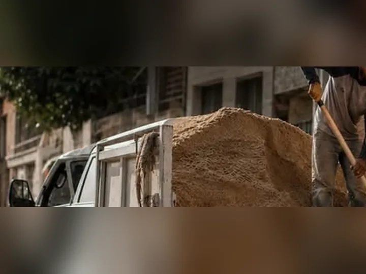 Caminhão do Lojão da Construção entregando areia em Recife